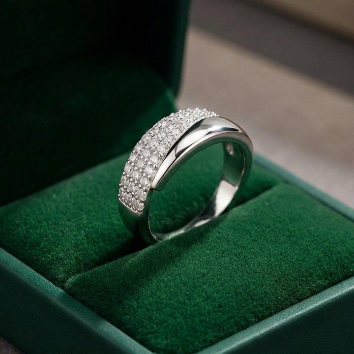 Chic Gold Ring Adorned with Dazzling Gemstone