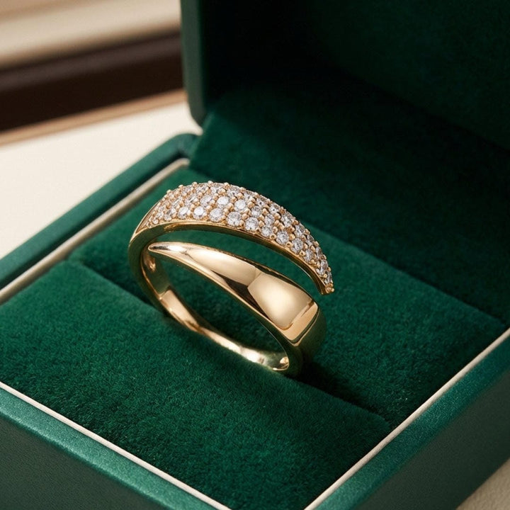 Chic Gold Ring Adorned with Dazzling Gem