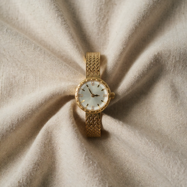 Sara | Sleek Minimalist Timepiece
