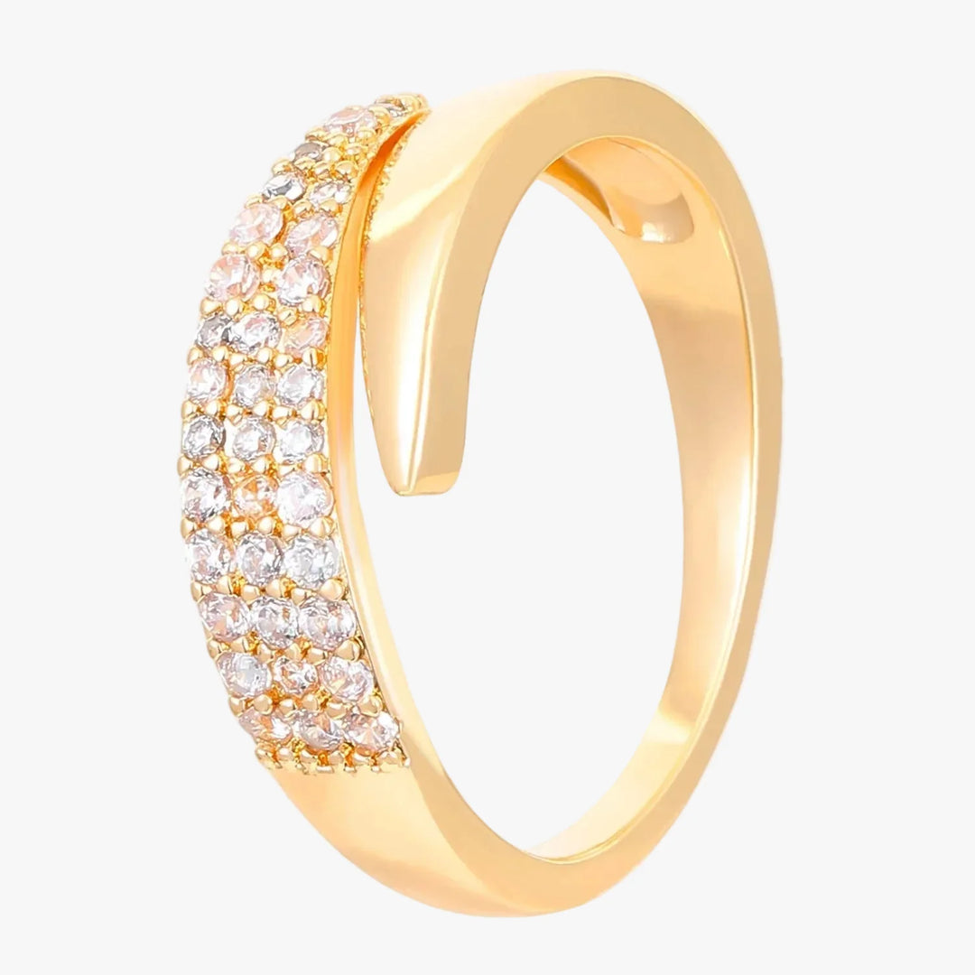 Chic Gold Ring Adorned with Dazzling Gemstone