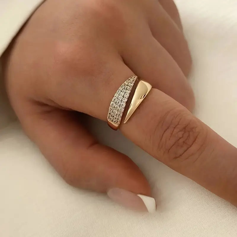 Chic Gold Ring Adorned with Dazzling Gemstone