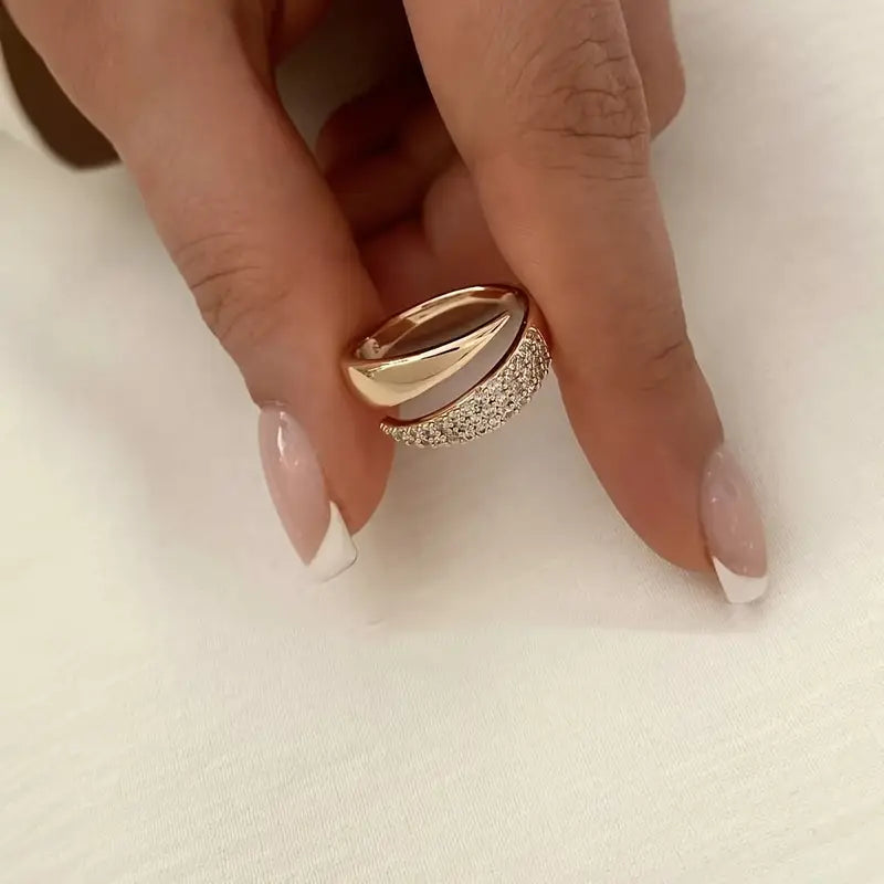 Chic Gold Ring Adorned with Dazzling Gem