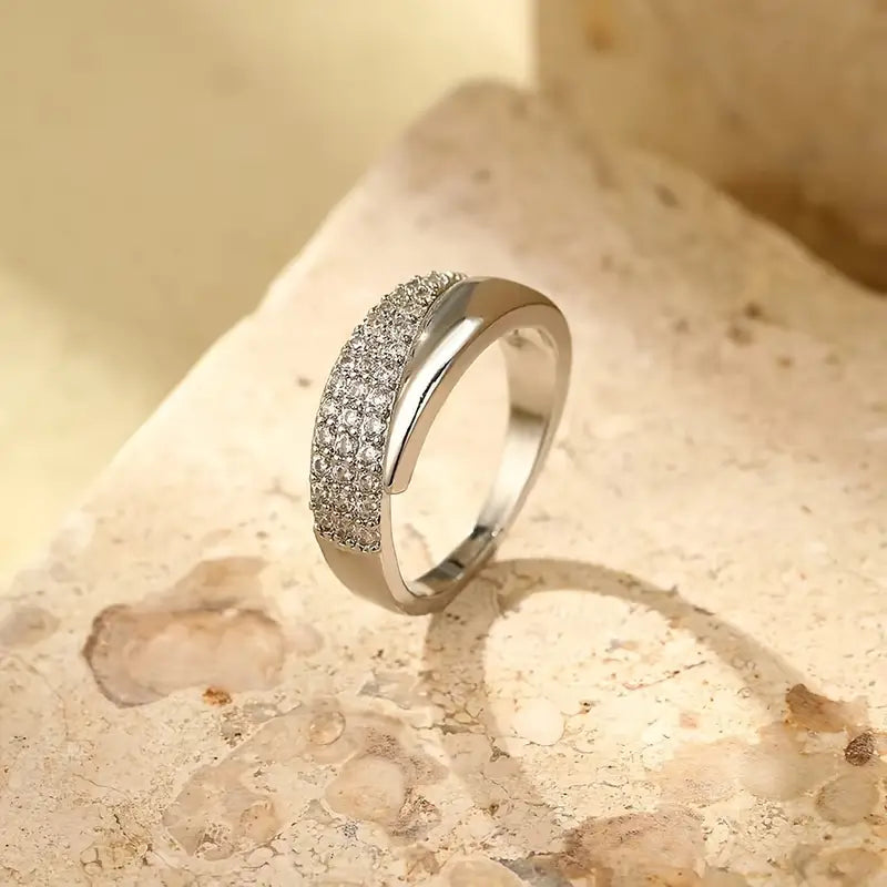 Chic Gold Ring Adorned with Dazzling Gemstone