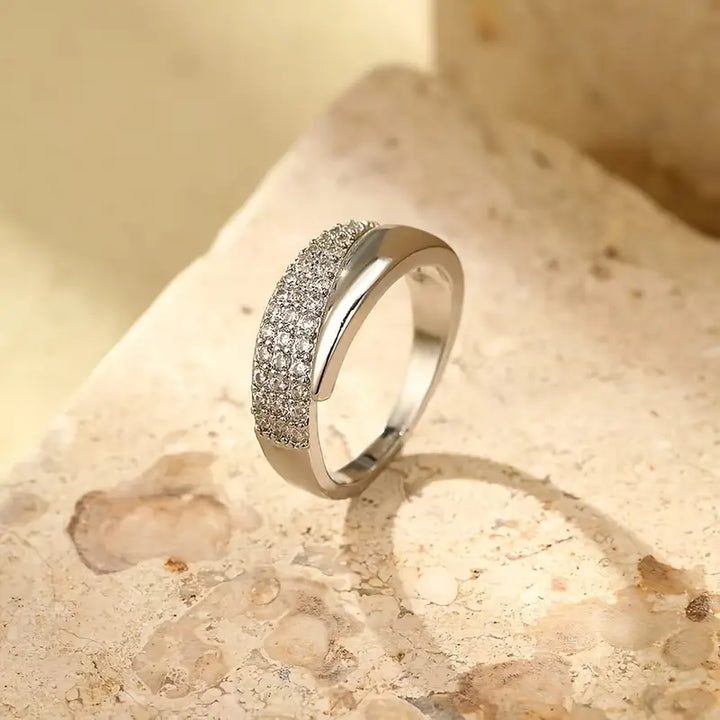 Chic Gold Ring Adorned with Dazzling Gemstone