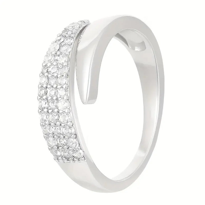 Chic Gold Ring Adorned with Dazzling Gem