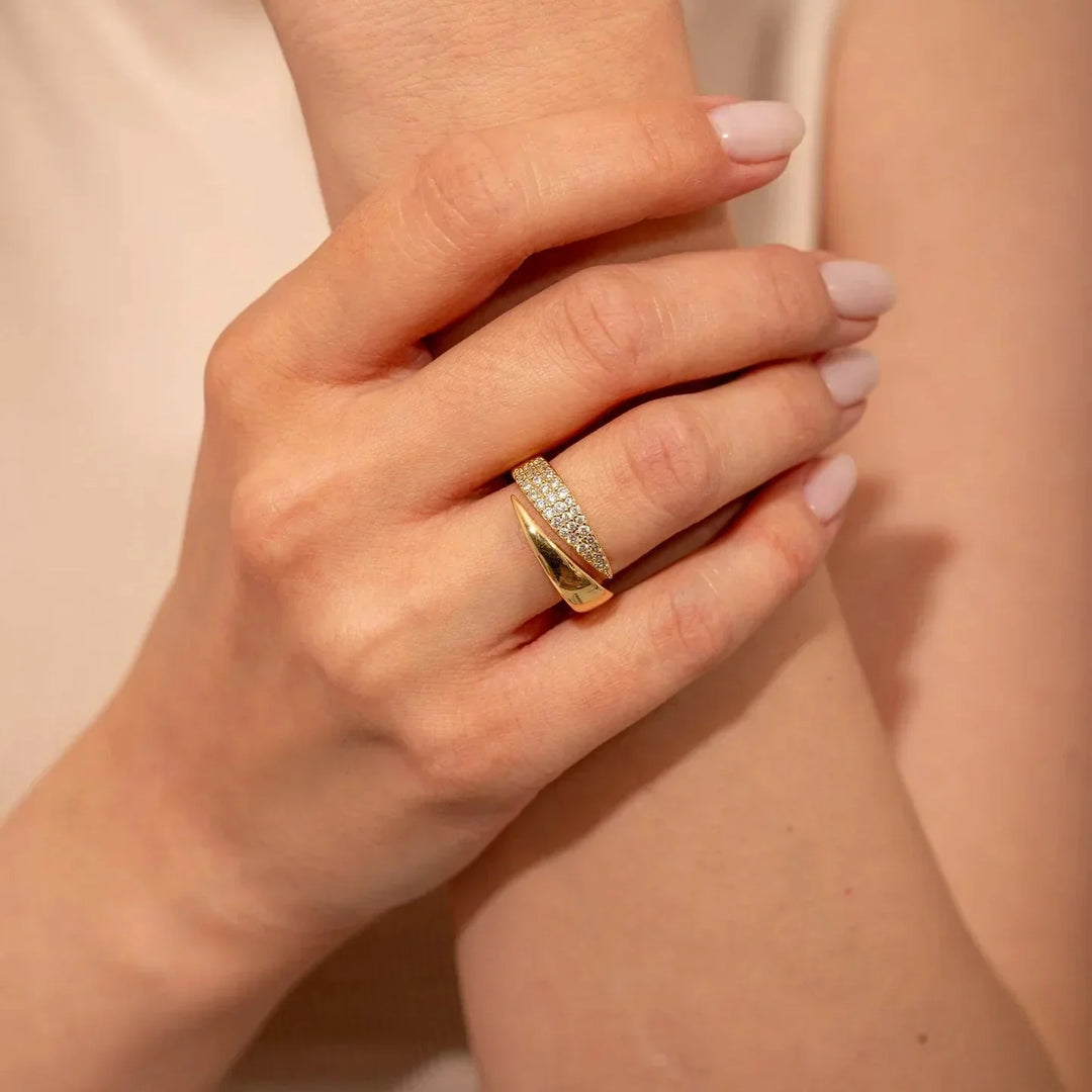 Elegant Guld Ring med Glitrende Sten