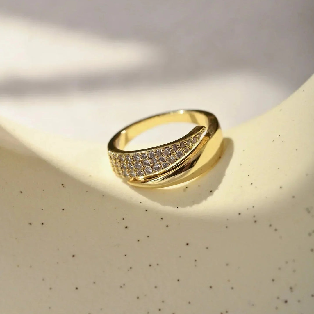 Elegant Guld Ring med Glitrende Sten