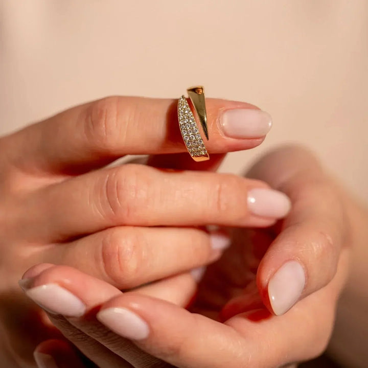 Chic Gold Ring Adorned with Dazzling Gemstone