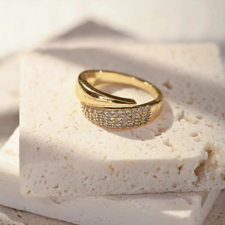 Chic Gold Ring Adorned with Dazzling Gemstone
