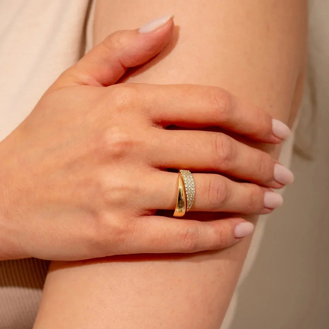 Chic Gold Ring Adorned with Dazzling Gem